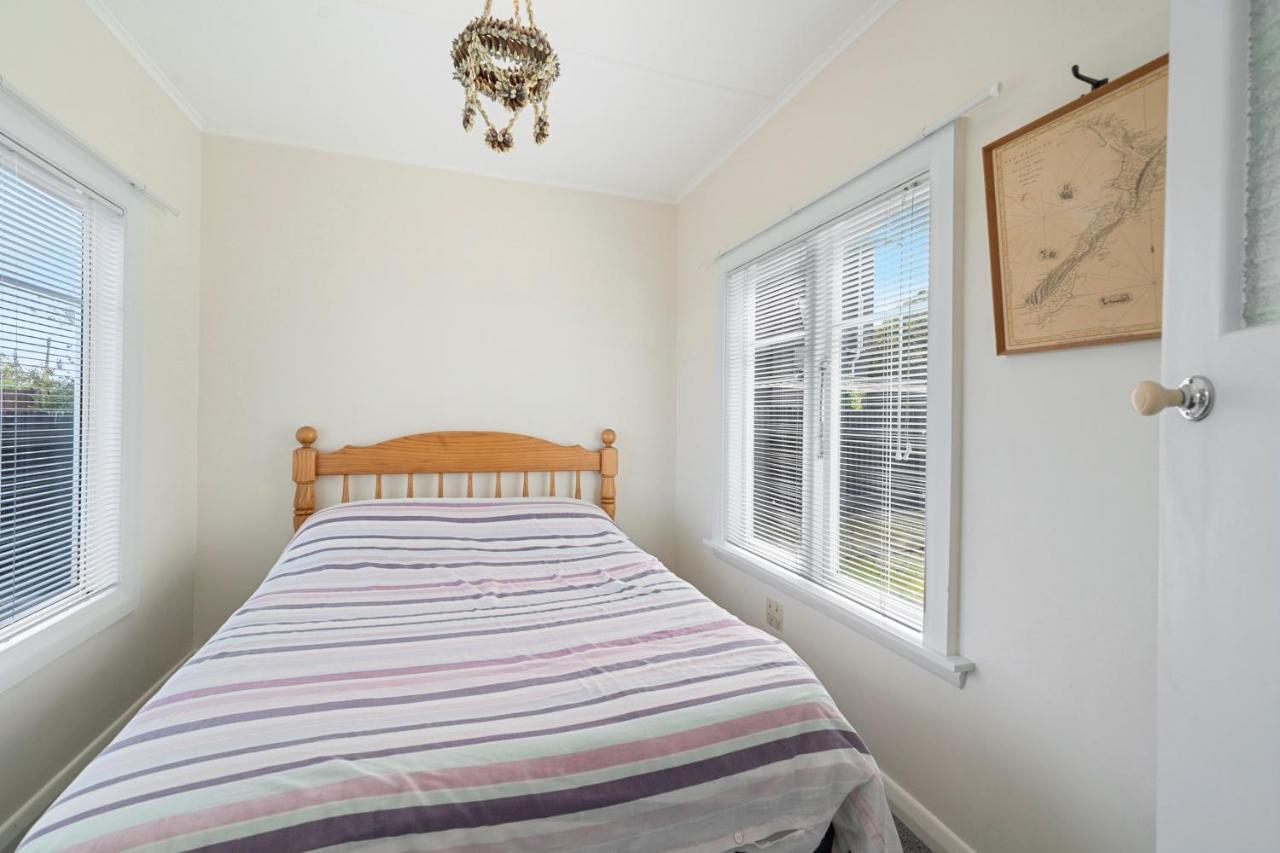 The Green Trout - Paraparaumu Beach Holiday Home Экстерьер фото