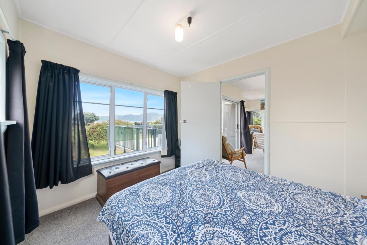 The Green Trout - Paraparaumu Beach Holiday Home Экстерьер фото