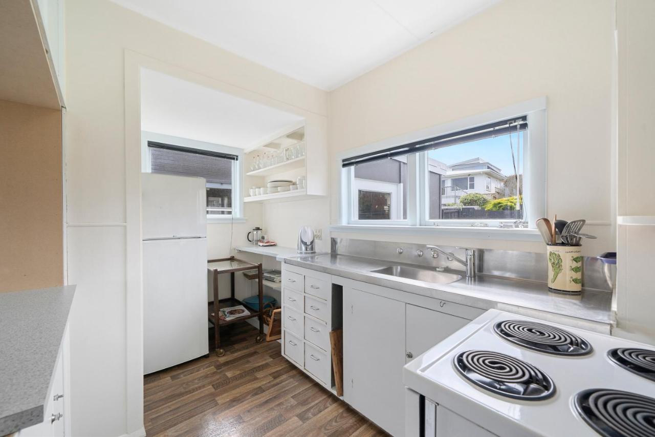 The Green Trout - Paraparaumu Beach Holiday Home Экстерьер фото