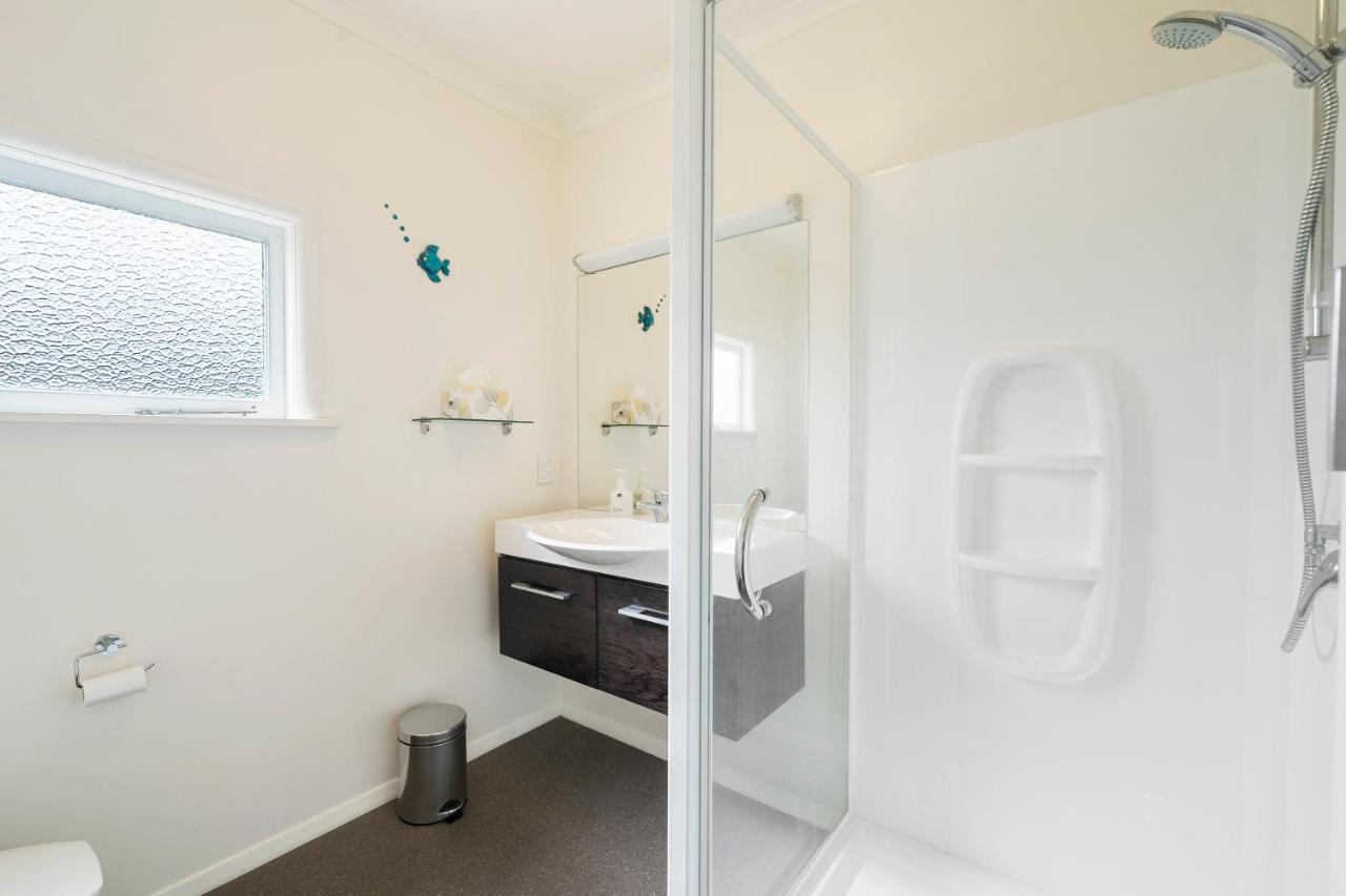 The Green Trout - Paraparaumu Beach Holiday Home Экстерьер фото